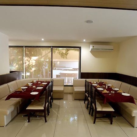 Hotel Sach Regency Anand Ngoại thất bức ảnh