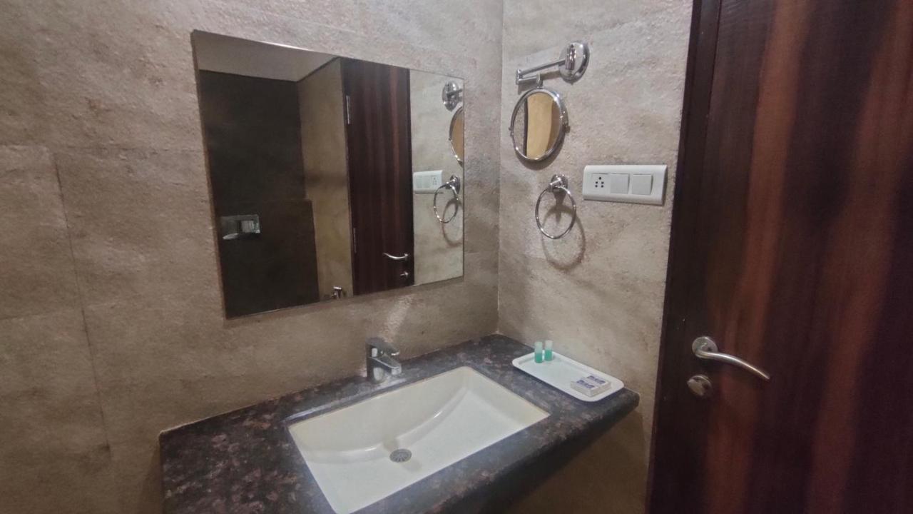 Hotel Sach Regency Anand Ngoại thất bức ảnh