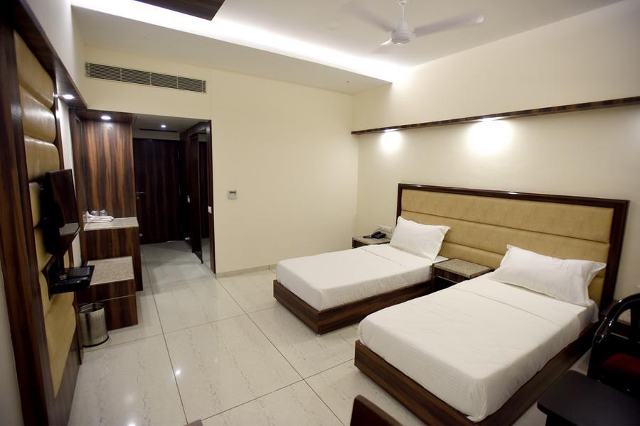 Hotel Sach Regency Anand Ngoại thất bức ảnh
