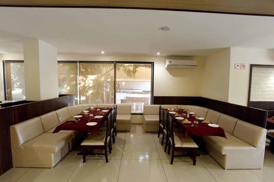 Hotel Sach Regency Anand Ngoại thất bức ảnh