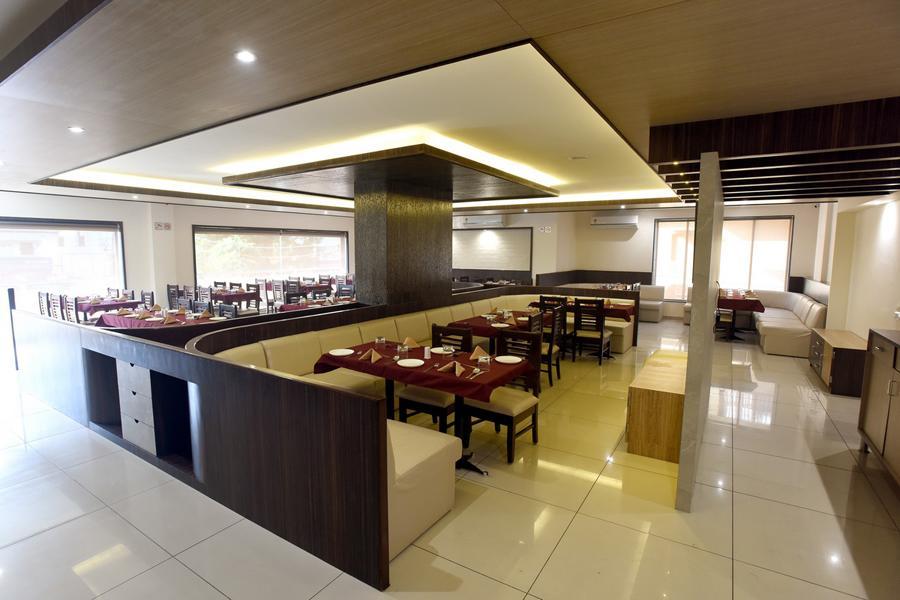 Hotel Sach Regency Anand Ngoại thất bức ảnh