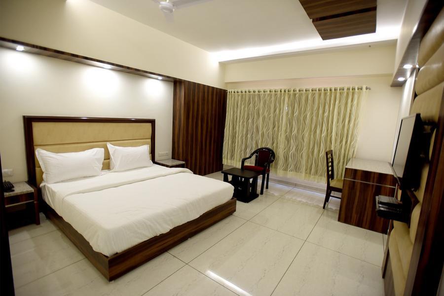 Hotel Sach Regency Anand Ngoại thất bức ảnh