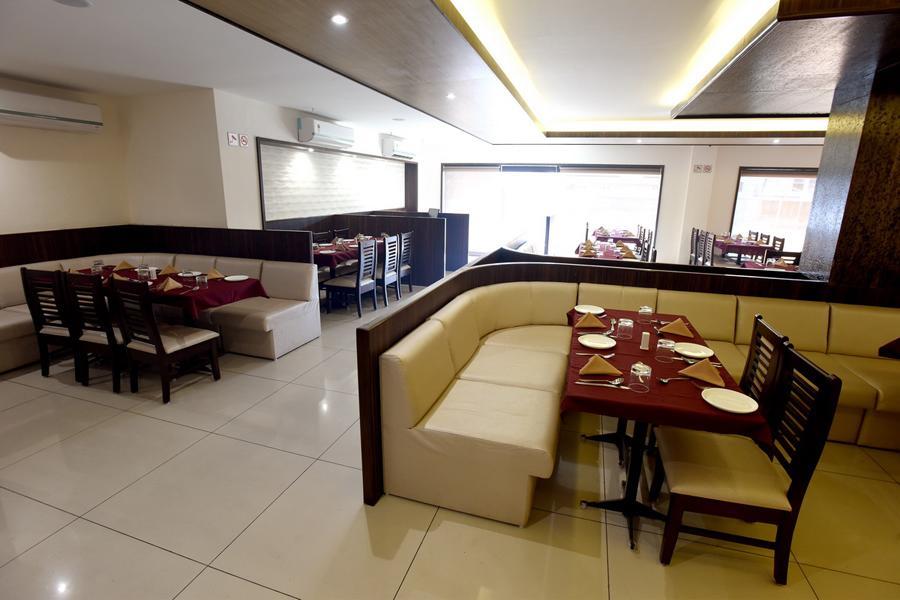 Hotel Sach Regency Anand Ngoại thất bức ảnh